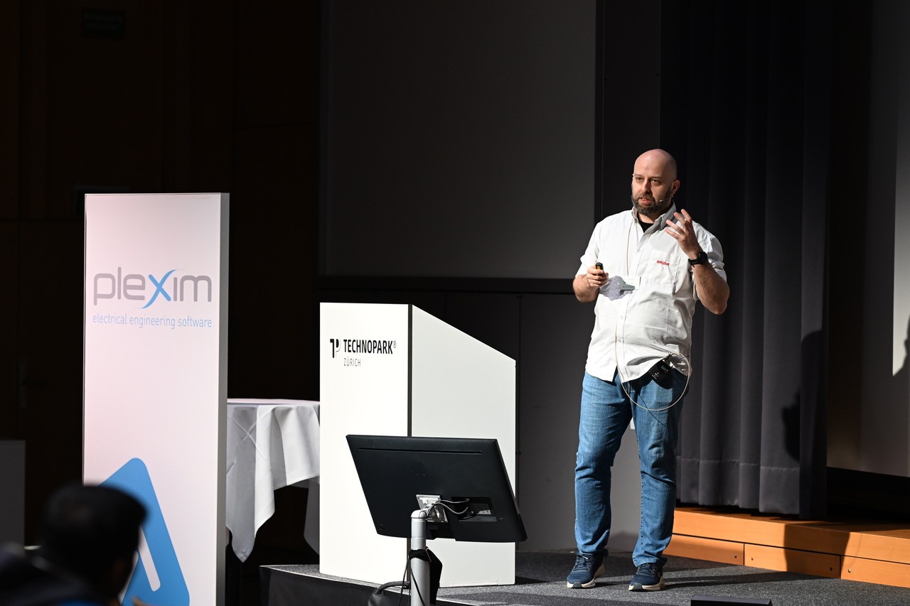 Riccardo Tinivella speaking with a presentation remote at Technopark Zürich